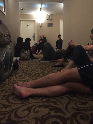 Intentando descansar en el pasillo del hotel